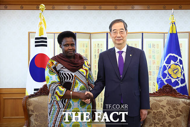 한덕수 국무총리(오른쪽)가 3일 오후 서울 종로구 정부서울청사에서 제시카 알루포 에펠 우간다 부통령과 회담에 앞서 기념사진을 찍고 있다. /총리실 제공