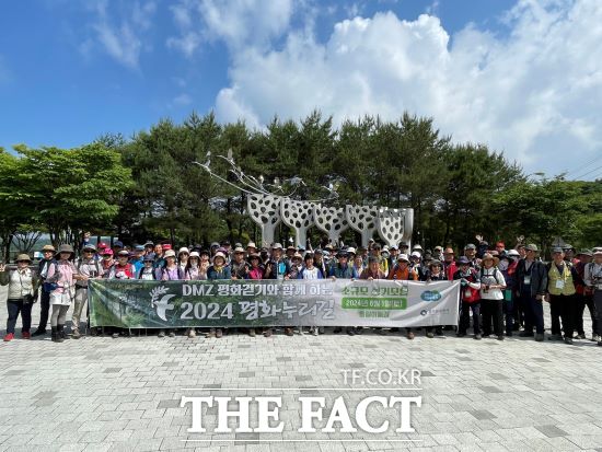 경기도와 경기관광공사는 6월부터 10월까지 DMZ 일원 고양, 김포, 파주, 연천에 조성한 대한민국 최북단인 ‘평화누리길’에서 다음카페 소속 회원들을 대상으로 소규모 정기모임 행사를 개최한다고 밝혔다./경기도