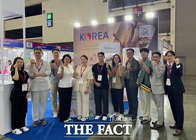 2024 태국 방콕 식품전시회에 참가한 금산군 및 업체 관계자들이 기념촬을 하고 있다. /금산군