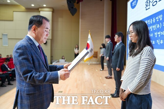 김지철 교육감이 3일 도교육청 대강당에서 환경의 날을 맞아 환경교육 유공자에게 표창을 수여하고 있다. /충남교육청