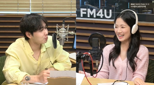 배우 김혜윤(오른쪽)이 MBC FM4U 이석훈의 브런치 카페에 출연해 선재 업고 튀어 종영을 아쉬워하는 팬들에게 빠른 시일 내 좋은 작품으로 인사드리겠다고 말했다. / MBC FM4U이석훈의 브런치 카페