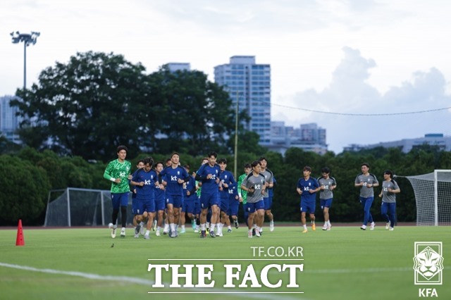 김도훈 임시 감독 체제로 재편된 한국축구대표팀이 3일 싱가포르 비샨 스타디움에서 첫 소집훈련을 하고 있다./싱가포르=KFA(정재훈)