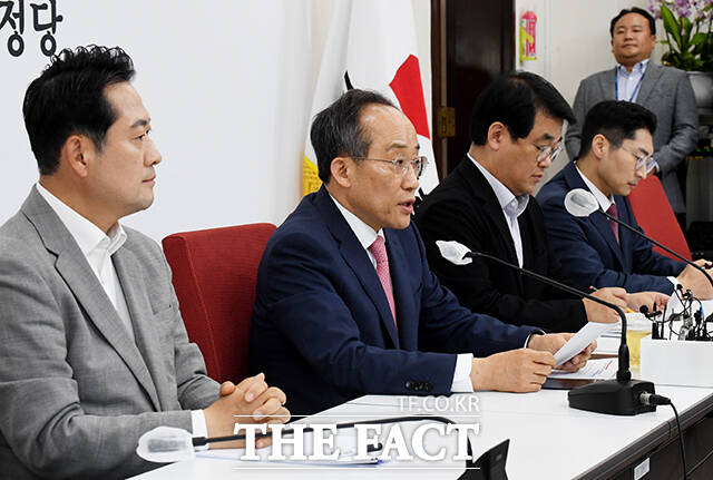 국민의힘은 현 지도체제 유지에 가닥을 잡은 것으로 알려졌다. 추경호 국민의힘 원내대표가 2일 오후 서울 여의도 국회에서 기자간담회를 열고 제22대 국회 원 구성 관련 발언을 하고 있다./배정한 기자