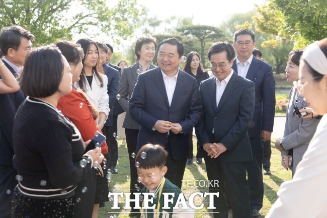 김동연 경기도지사와 하오펑 중국 랴오닝성 당서기가 지난 24일 오후 방화수류정에서 이주민들과 인사를 하고 있다./경기도