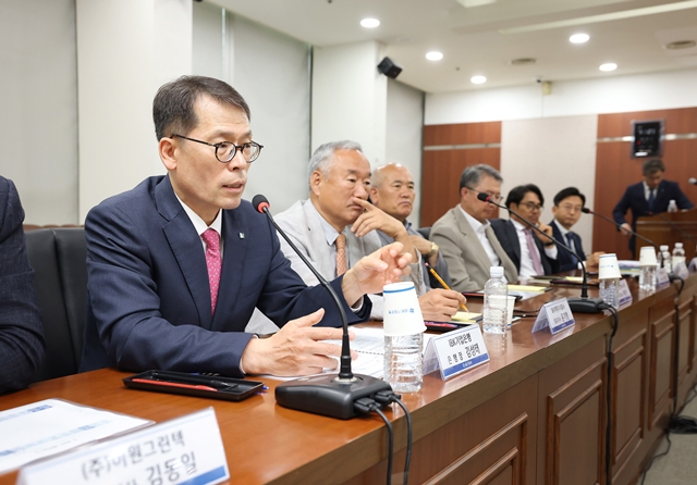 4일 수원상공회의소에서 열린 중소기업 현장 간담회에서 김성태 IBK기업은행장이 중소기업 대표들과 대화 하고 있다. /기업은행