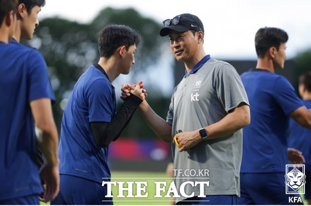선수들과 훈련에 앞서 반갑게 인사를 하는 김도훈 감독(오른쪽 두 번째)/싱가포르=KFA(정재훈)