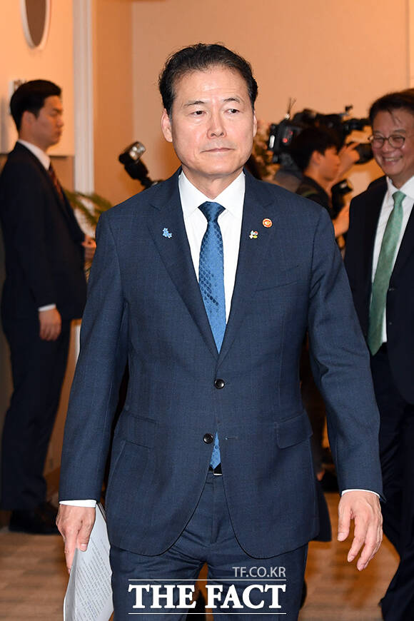 김영호 통일부 장관이 4일 오전 서울 종로구 정부서울청사에서 열린 국무회의에 참석하고 있다. /임영무 기자