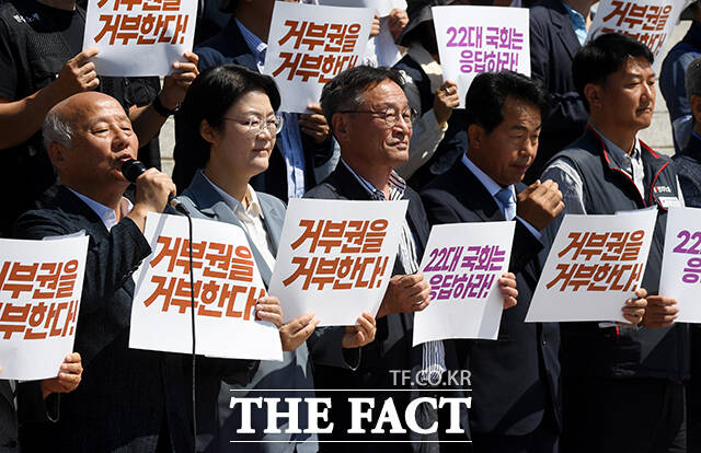 발언하는 박석운 전국민중행동 공동대표(왼쪽).