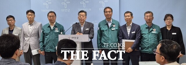 가세로 태안군수가 4일 태안군청 브리핑 룸에서 군청 실과장들이 배석한 가운데 태안 5일장 개장 및 운영과 관련한 일정 등을 브리핑 하고 있다. / 이수홍기자.