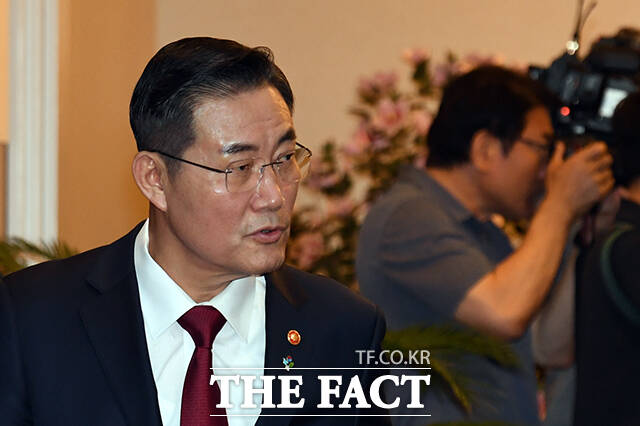 신원식 국방부 장관이 4일 오전 서울 종로구 정부서울청사에서 열린 국무회의에 참석하고 있다. /임영무 기자