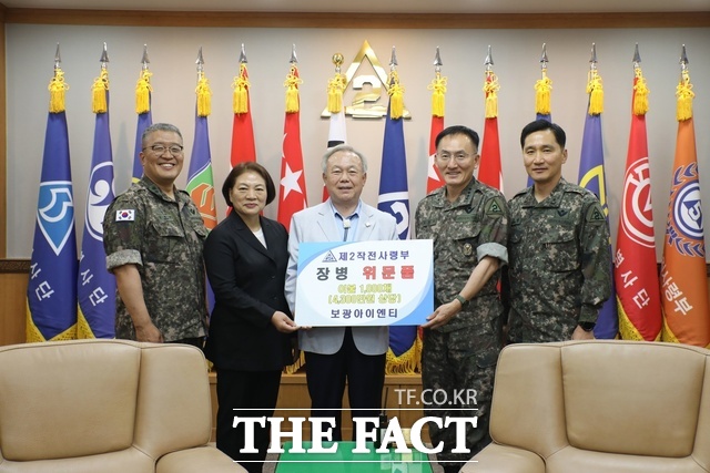 차순자(왼쪽 두번 째) 보광아이엔티 대표와 손정길(가운데) 보광아이엔티 회장이 지난달 30일 고창준 제2작전사령부 사령관을 찾아 국방의 의무를 다하고 있는 이들에게 도움을 주고 싶다며 이불 1000채를 전달했다./보광아이엔티