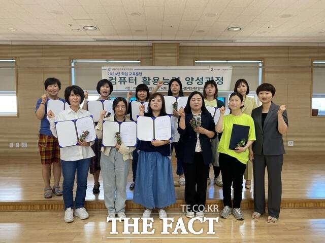 서천여성새로일하기센터가 직업교육 양성과정을 마무리하고 수료식을 갖고 있다. / 서천군