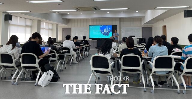 목원대 대학일자리플러스본부 강의실에서 진행된 해외취업설명회 모습. /목원대