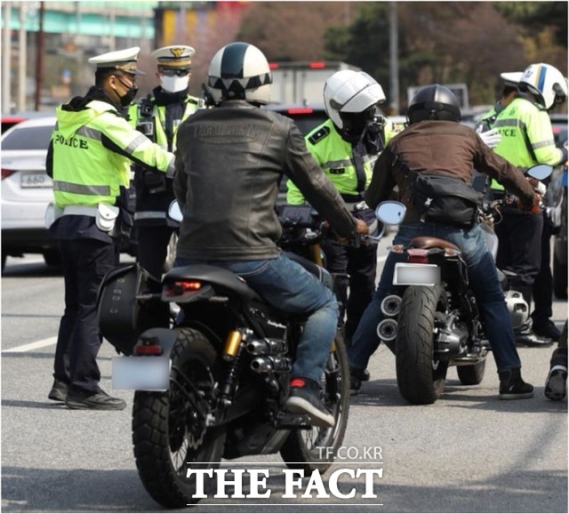 경기북부경찰이 이륜차 교통법규 위반 행위를 단속하고 있는 장면. /경기북부경찰청 제공