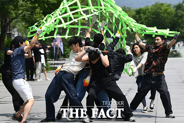 환경의 날인 5일 오전 서울 종로구 광화문광장 일대에서 녹색연합이 야생동물 게릴라 퍼모먼스 공생을 진행하며 동물의 권리를 몸짓으로 표현하고 있다. /서예원 기자