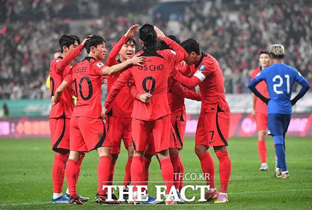 한국 축구 국가대표팀이 6일 오후 9시 싱가포르 국립경기장에서 홈팀 싱가포르를 상대로 2026 FIFA 북중미 월드컵 아시아 2차 예선 C조 조별리그 5차전에 나선다. 사진은 지난해 11월 한국과 싱가포르의 2026 FIFA 북중미 월드컵 아시아 2차 예선 1차전이 열린 서울월드컵경기장에서 조규성의 득점 후 동료들이 축하하는 모습. /서울월드컵경기장=박헌우 기자