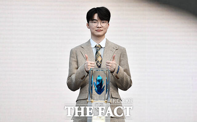 리그오브레전드(League of Legends) 전설의 전당 초대 헌액자로 선정된 T1 페이커 이상혁 선수가 6일 오후 서울 중구 신라호텔에서 열린 전설의 전당 미디어 데이에 참석해 기념촬영을 하고 있다. /박헌우 기자