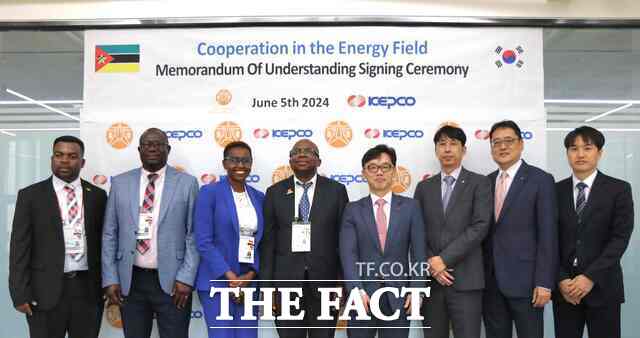 5일 한전 서울본부에서 전찬혁 한국전력 해외사업개발단장(오른쪽에서 네 번째)과 모잠비크 전력청 관계자들이 ‘송배전·신사업 분야 협력을 위한 업무협약(MOU)’을 체결한 후 기념촬영을 하고 있다./ 한국전력공사