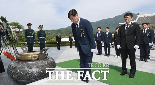 6일 임실호국원에서 열린 제69회 현충일 추념식에 김관영 전북도지사를 비롯한 기관 및 단체장들이 순국선열과 호국영령의 명복을 기원하며 묵념하고 있다./전북도