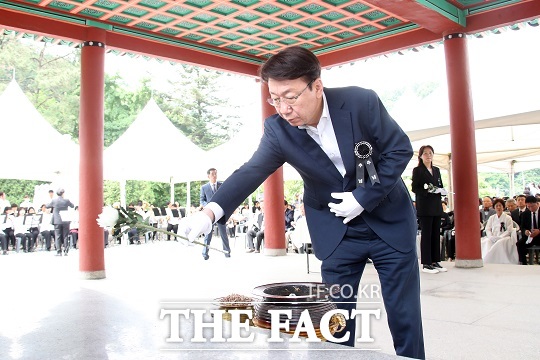 ‘제69회 현충일’ 추념식에서 우범기 전주시장이 헌화하고 있다. 우 시장은 이 자리에서 오늘 자랑스러운 대한민국으로 발전할 수 있었던 것은 수많은 선열들의 조국을 위한 고귀한 희생이 있었기 때문이라며 순국선열과 호국영령의 명복을 기원했다./전주시