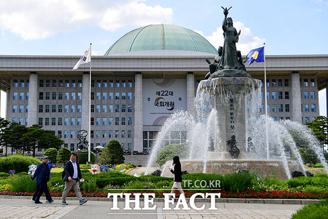 국민의힘 윤상현 의원은 지난 4일 문재인 전 대통령 부인 김정숙 여사의 호화 외유성 순방, 특수활동비 유용 등 의혹과 관련해 진상 규명을 위한 특검법을 국회에 제출했다. 사진은 국회의사당 전경./더팩트DB