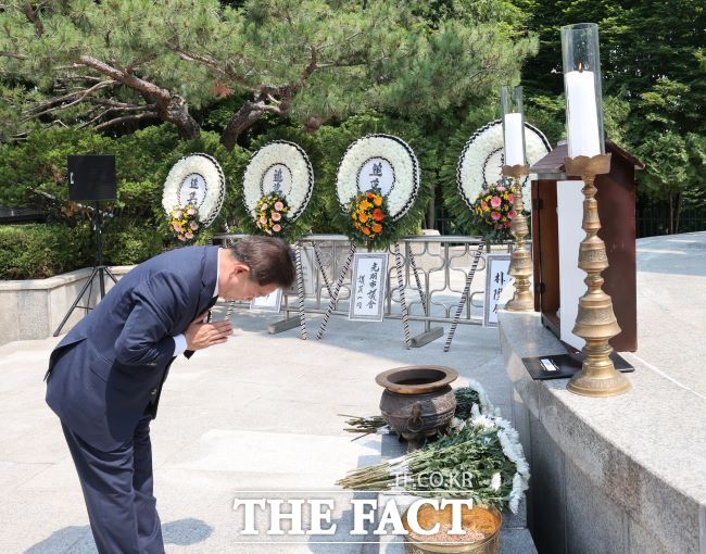 제69회 현충일을 맞아 광명시 현충공원에서 추념하는 박승원 시장