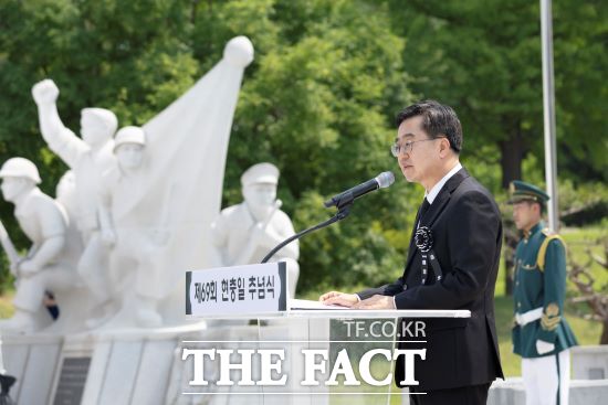 김동연 경기도지사는 6일 수원 현충탑에서 진행된 제69회 현충일 추념식에서 극단적 대립과 대결의 아픈 역사에서 벗어나 평화와 상생의 공동체를 이루는 것이 오늘의 애국이라고 밝혔다./경기도