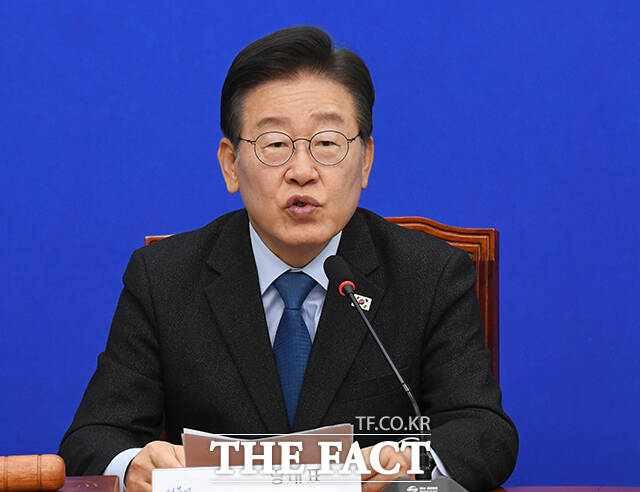 이재명 더불어민주당 대표는 윤석열 대통령의 포항 영일만 일대 석유·가스 매장 가능성과 탐사시추 계획에 대해 국민 절망시킨 부산엑스포가 떠오른다며 철저한 점검을 예고했다. 사진은 지난달 29일 국회에서 모두발언 하는 이재명 대표 모습./배정한 기자