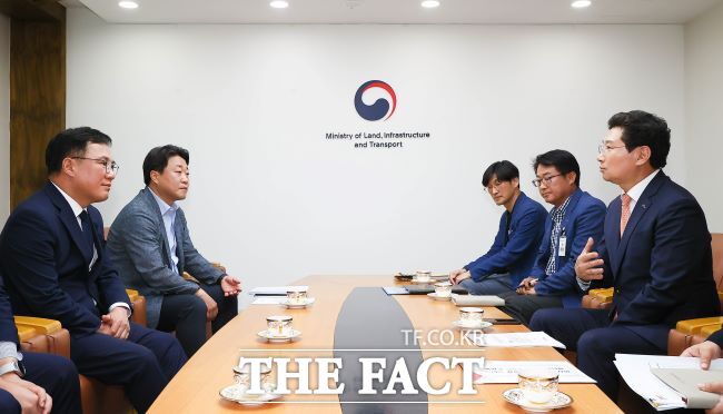 이상일 용인특례시장이(오른쪽) 5일 백원국 국토교통부 제2차관(왼쪽)을 만나 교통망 확충을 위한 도움을 요청하고 있다./용인시