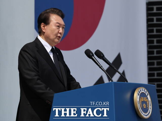 윤석열 대통령은 6일 서울 동작구 국립서울현충원에서 개최된 제69회 현충일 추념식에 참석해 추념사에서 북한은 서해상 포 사격과 미사일 발사에 이어 최근에는 정상적인 나라라면 부끄러워할 수밖에 없는 비열한 방식의 도발까지 감행했다고 비판했다. 지난해 서울 동작구 국립서울현충원에서 열린 제68회 현충일 추념식 당시 윤 대통령. /뉴시스