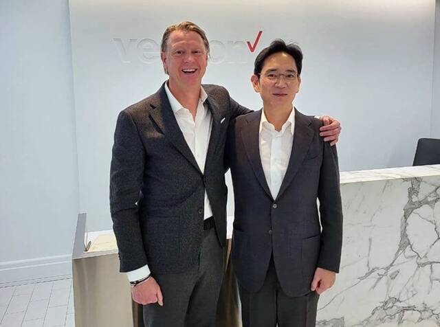 이재용(오른쪽) 삼성전자 부회장이 지난 2021년 11월 버라이즌 본사를 방문해 한스 베스트베리 CEO와 기념 촬영을 하고 있다. /삼성전자