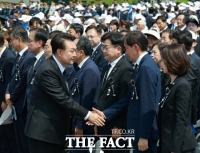  조국, 윤석열 대통령과 악수하며 '민심 받들라' 쓴소리