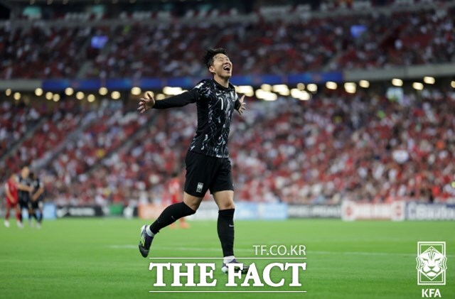 한국의 캡틴 손흥민이 6일 싱가포르와 2026 북중미 월드컵 2차에선 C조 5차전에서 멀티골을 터뜨린 뒤 환희의 세리머니를 펼치고 있다./싱가포르=KFA