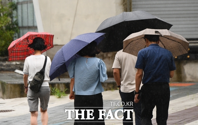 토요일인 8일 전국은 대체로 흐린 가운데 제주도와 일부 남부지방에 시간당 10~20㎜ 내외의 강한 비가 오겠다. /더팩트DB