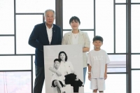  류진 한경협 회장, 순직 영웅 유가족에 '가족사진' 선물