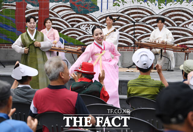 8일 오후 서울 종로구 인사동 남인사 놀이마당에서 24절기 세시풍속 행사가 열린 가운데, 시민들이 국악공연을 즐기고 있다. /이새롬 기자