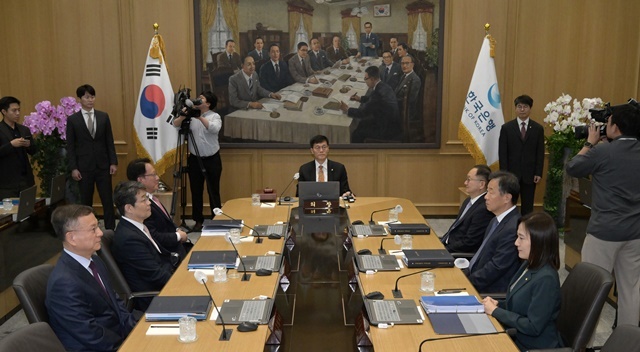 이창용 한국은행 총재가 지난달 23일 서울 중구 한국은행에서 열린 금융통화위원회를 주재하고 있다. /사진공동취재단