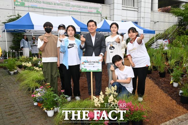 이재준(가운데) 수원시장이 지난 8일 광교청소년수련관 앞에서 손바닥 정원 조성행사에 참여하고 있다./수원시