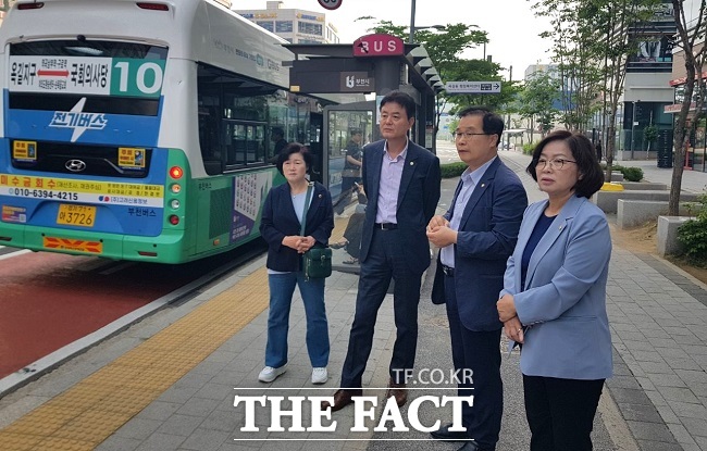 이건태 국회의원(오른쪽 두번째) 등이 부천 옥길·범박지구 버스정류장에서 출근길 버스이용 현황을 둘러보고 있다. /이건태 의원