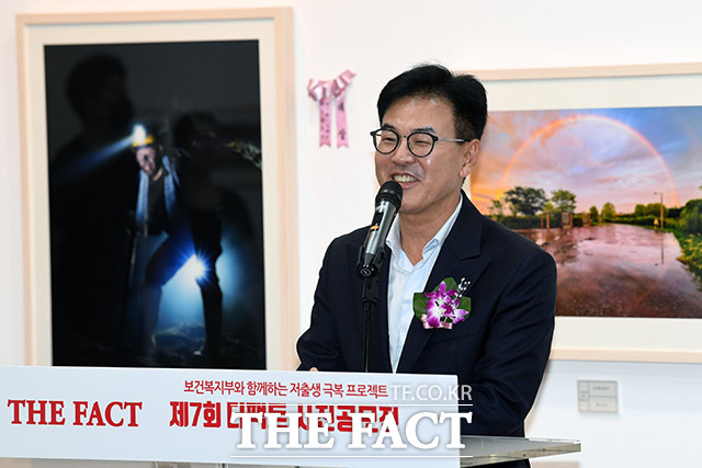 강철원 서울시 정무부시장이 축사를 하고 있다. 왼쪽 사진은 더팩트 사진 공모전 대상을 수상한 광부