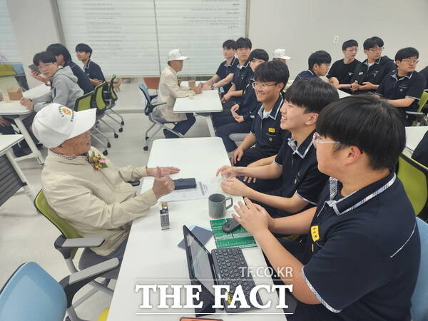 유성고등학교가 6월 호국보훈의 달을 맞아 ‘6·25 유공자회 대전지부 유성구지회’에 방문해 6·25 참전용사들을 만났다. / 대전시교육청