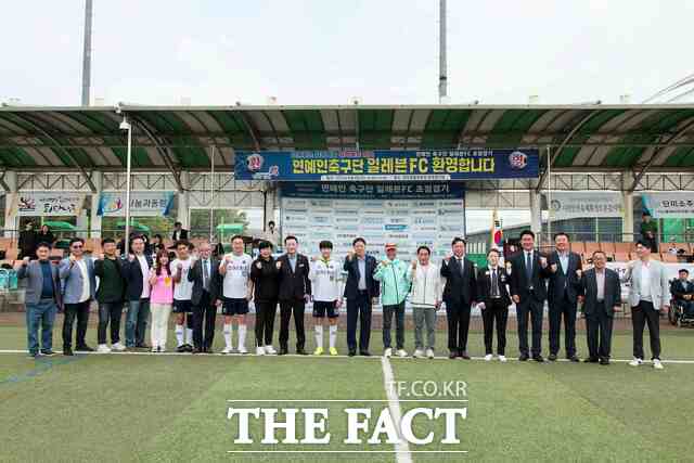 8일 연예인축구단 일레븐-당진지역 축구동호회 취약계층 돕기 자선 축구 경기 장면. /당진시