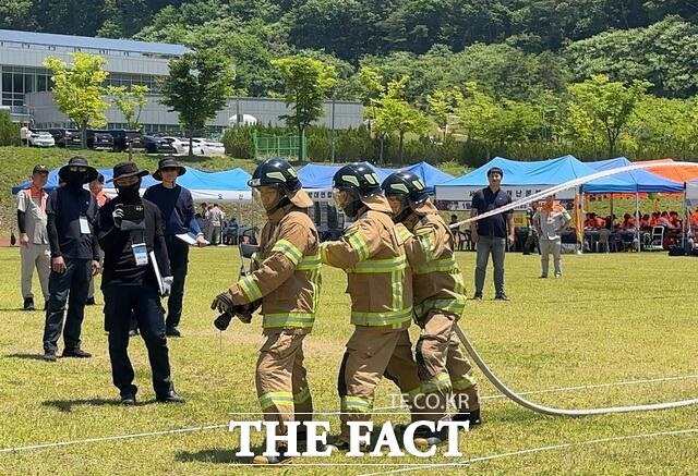 지난 3일부터 5일 충남 공주시 중앙소방대학교에서 진행된 ‘제37회 전국소방기술경연대회’에서 인천국제공항 소방대가 경연에 참가하고 있다./인천공항공사