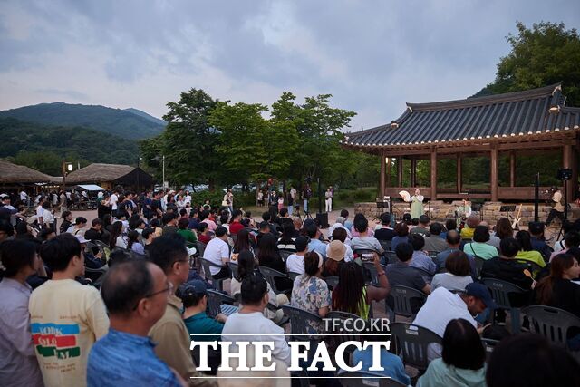 2024 아산 외암마을 야행에서 방문객들이 공연을 관람하고 있다. /아산시