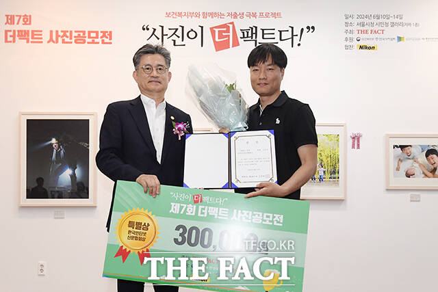 이의춘 한국인터넷신문협회장(왼쪽)이 한국인터넷신문협회 특별산 수상자 김정국 씨와 사진을 찍고 있다.