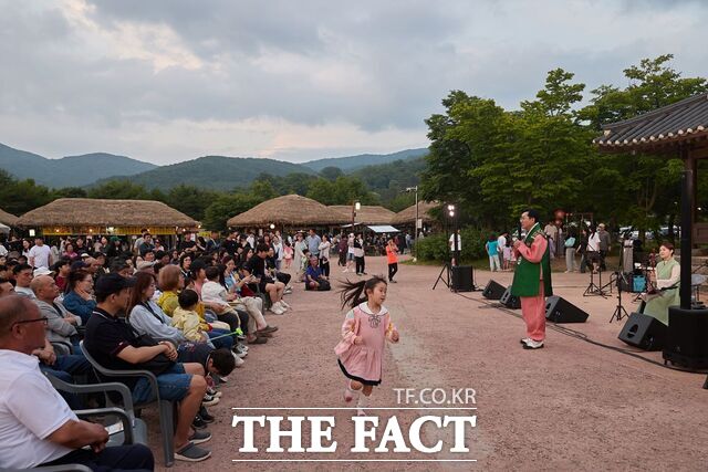 2024 아산 외암마을 야행에서 박경귀 시장이 방문객에게 인사를 하고 있다. /아산시