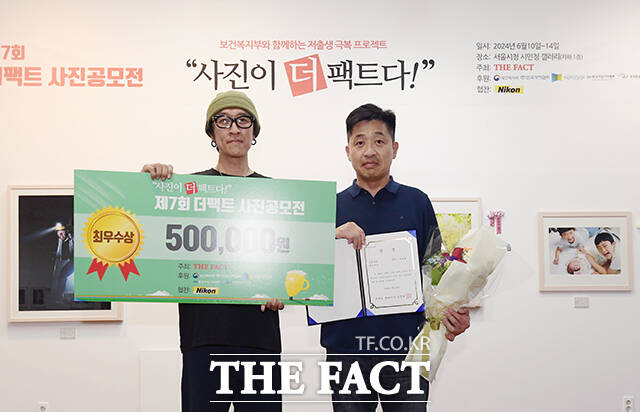 시상식에 참여한 가수 겸 사진작가 빽가(왼쪽)와 드론 부문 박윤준 씨.