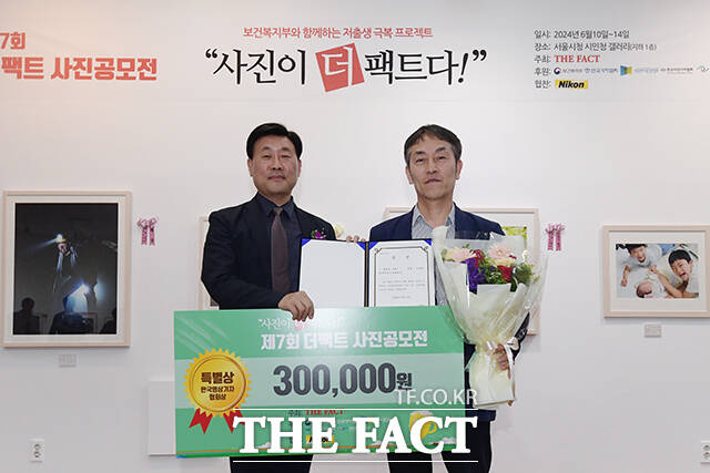 나준영 한국영상기자협회장(왼쪽)이 한국영상기자협회 특별한 수상자 김재현 씨와 기념촬영을 하고 있다.