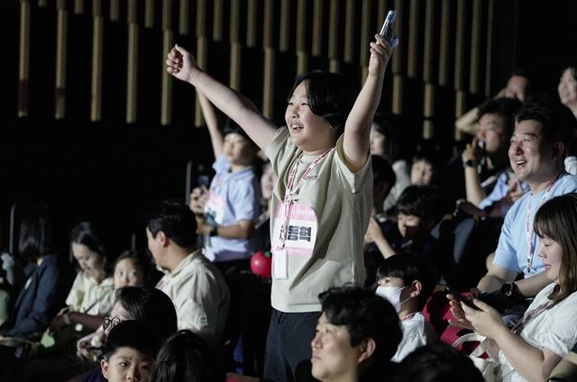 롯데 계열사 임직원과 가족들이 지난 8일 롯데인재개발원 오산캠퍼스에서 열린 2024 롯데 올 패밀리 데이에 참여해 체험 프로그램을 즐기고 있다. /롯데그룹