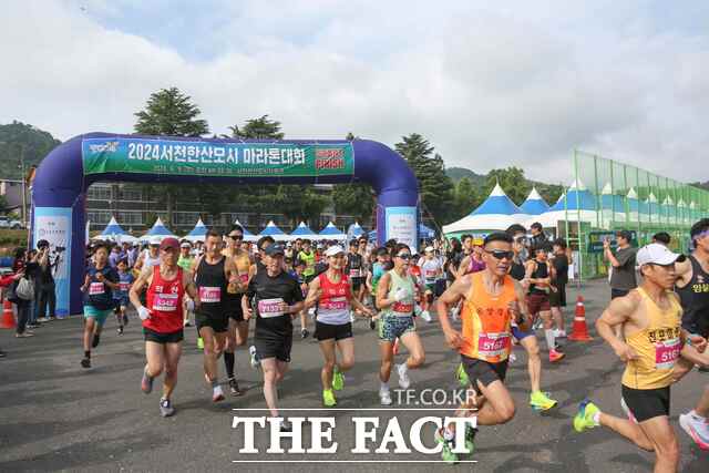 서천군 한산모시 마라톤대회’에서 참가자들이 코스에 진입하고 있다. / 서천군